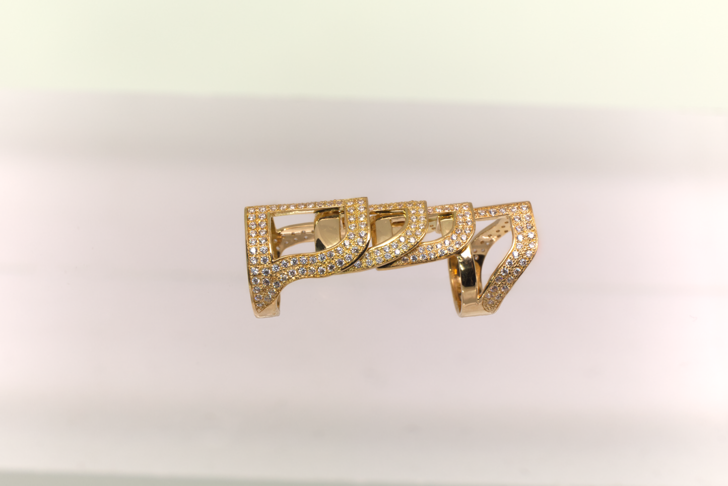 Bague armure en or sertie de pierres