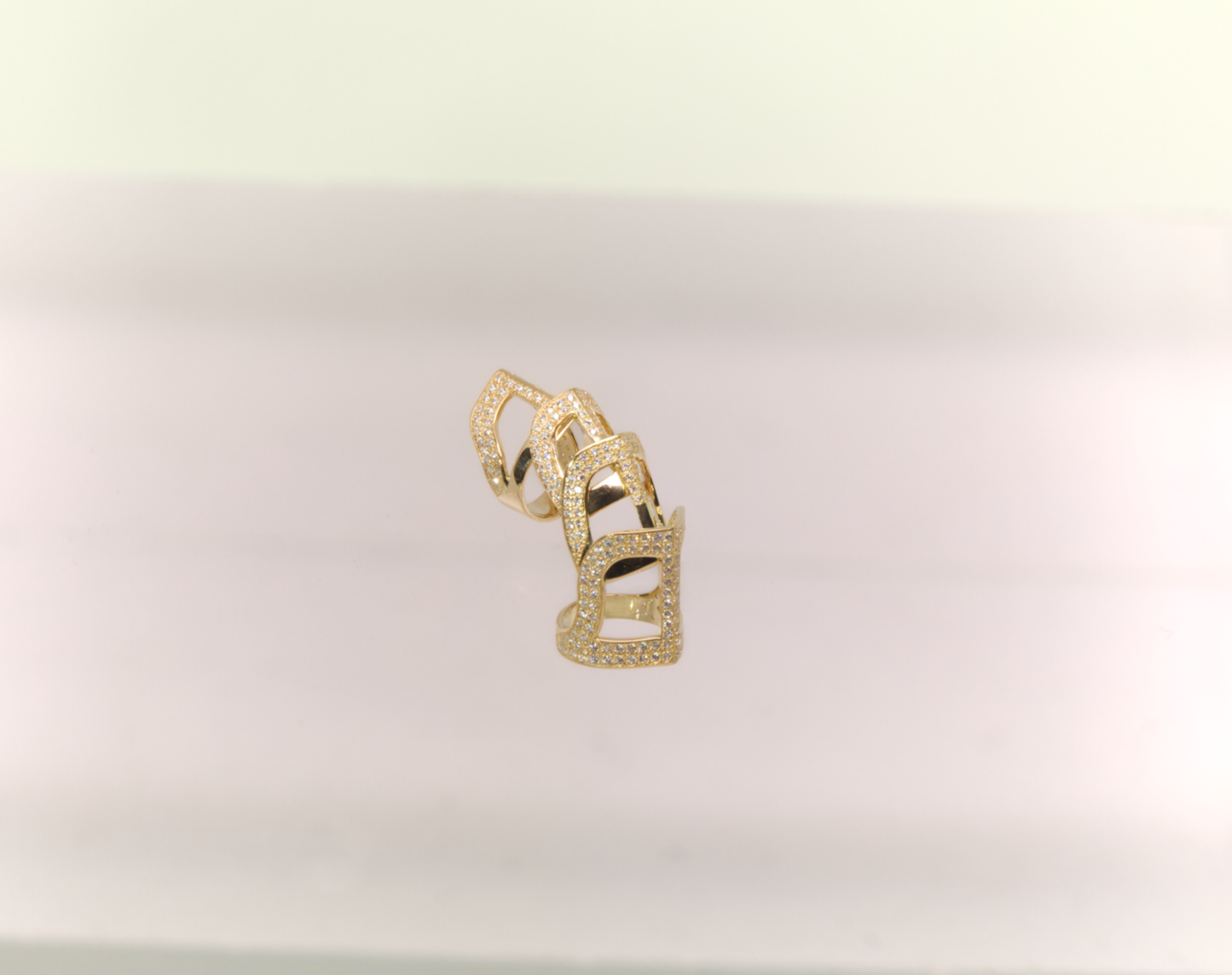 Bague armure en or sertie de pierres