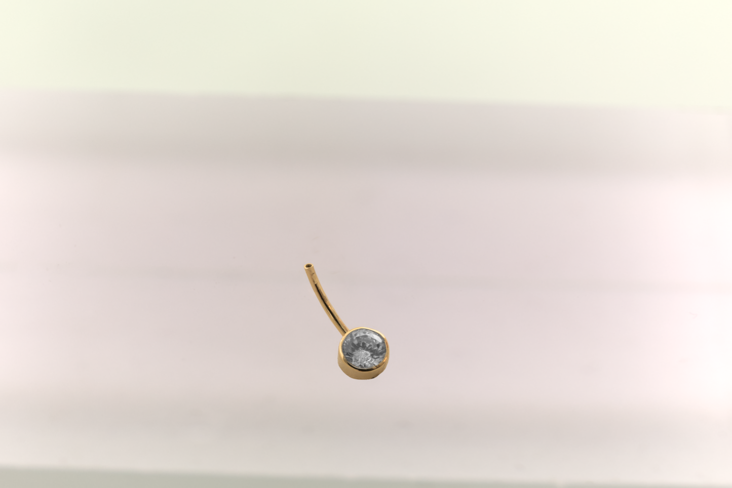 Belly button piercing with 4mm stone