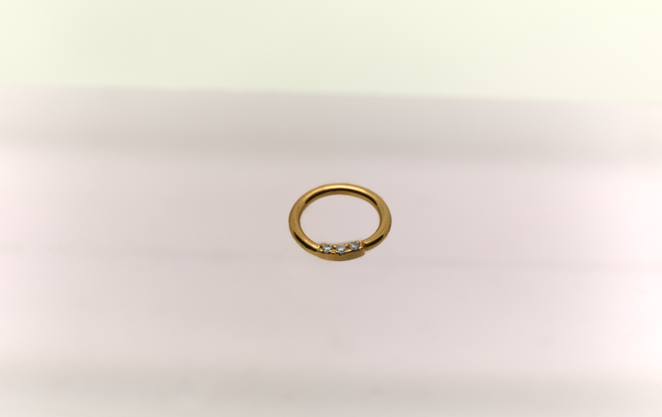 Simple 3 gem ring piercing 18k