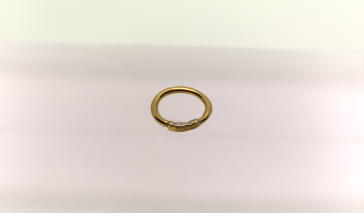 Simple 5 gem ring piercing - 18k