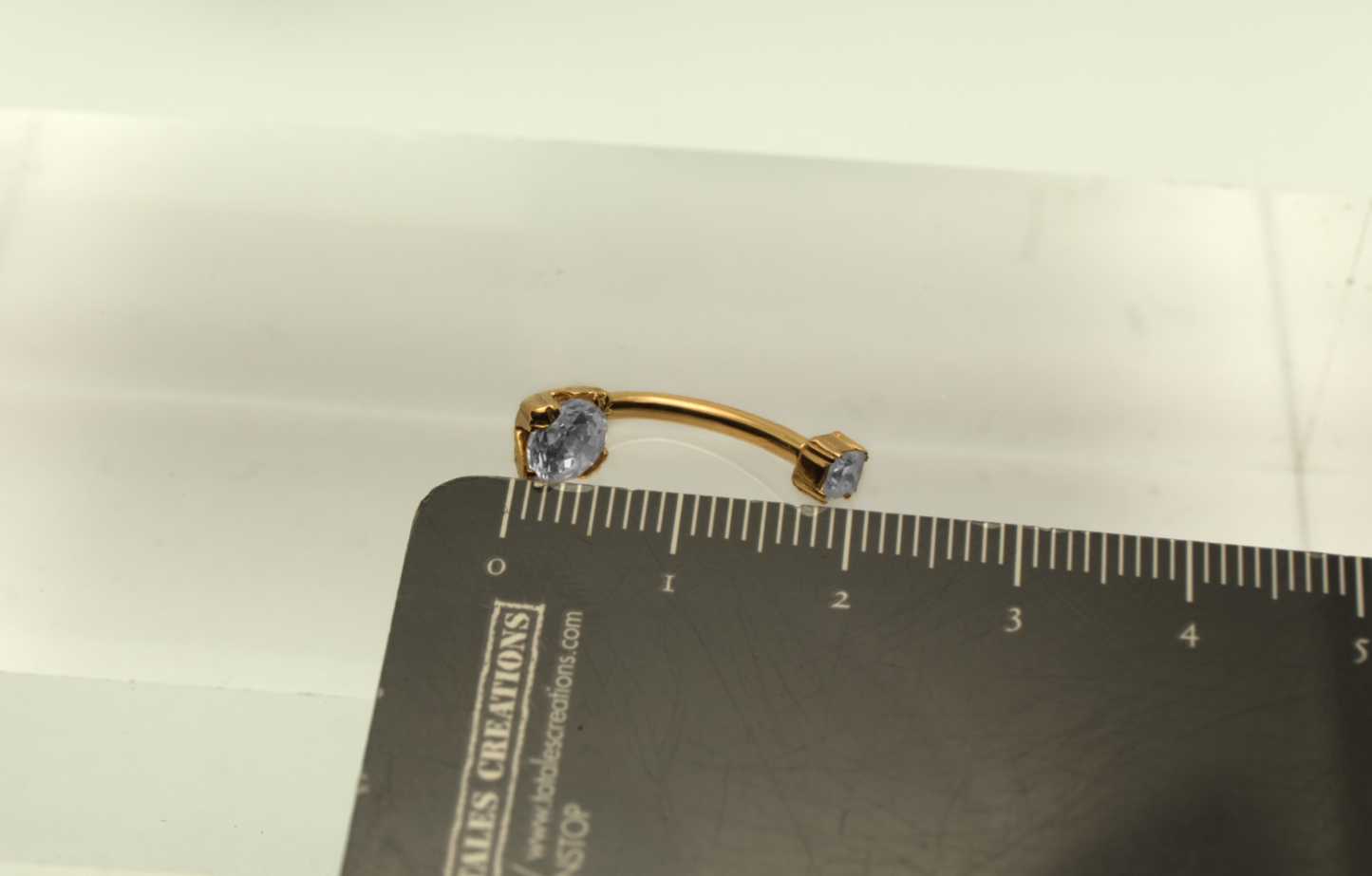 Belly button piercing with 4mm stone