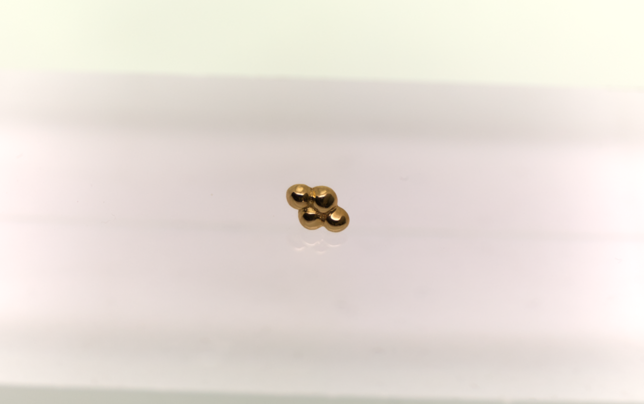 Stud - 4 balls -18k piercing